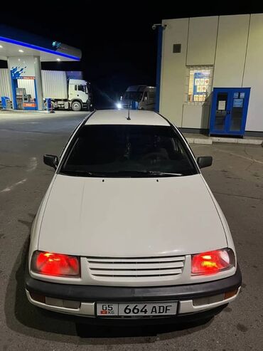 Volkswagen: Volkswagen Vento: 1993 г., 1.8 л, Механика, Бензин, Седан