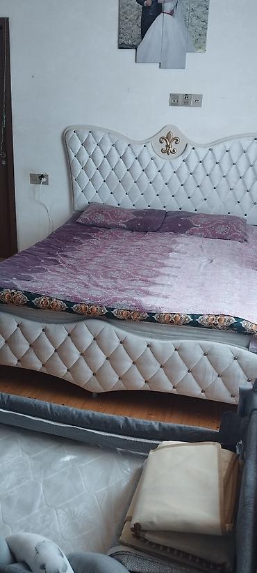 Təsvir: - Elegant dizaynlı iki nəfərlik çarpayı dəsti. - Yataq