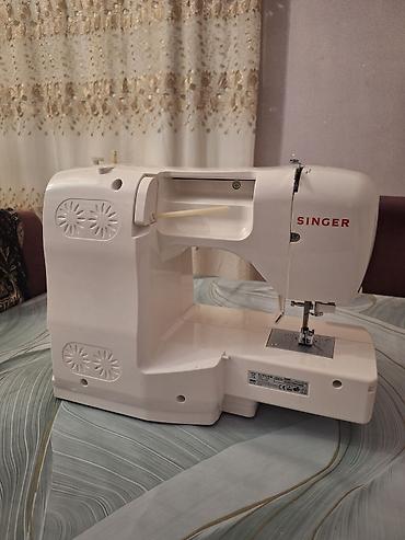 Məişət texnikası: SINGER tikiş maşını - Brend: SINGER - Rəng: ağ, kompakt korpus - — 2