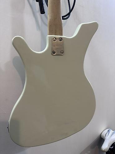 rock gitara: Gitara ideal veziyyetdedir. islekdir. uzerinde qara Fender burgular — 4