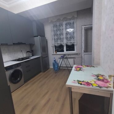 кухня мебель: 1 ilin mebelidi,təcili köçürülür deyə satılır.Mebelin içərisində