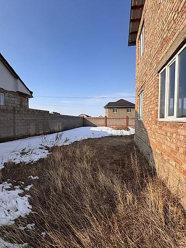 Продажа коттеджей и домов: 🔥 СРОЧНО-СРОЧНО ПРОДАЁТСЯ ДОМ С УЧАСТКОМ! 📍 г. Каракол, ул. Элебаева — 4