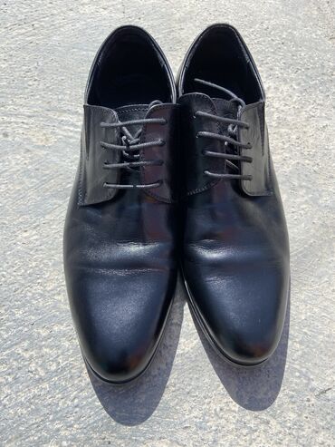 мужская обувь ош: Бир жолу тойго кийилген жаны туфли сатылат. 42 размер 2000с