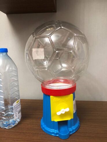 yeni il hediyye qutusu: Gashapon maşınının düyməsini çevirin və təsadüfi əşyalar düşəcək. O