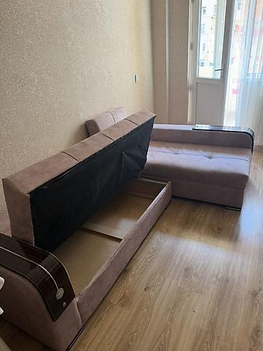 ev t: 1 eded yemek masasi,1 eded kunc divan normal veziyetde ikisi bir yerde — 1