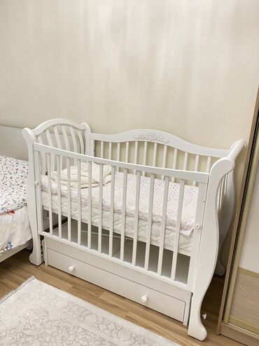 бешик детский: Кроватка и комод с пеленальным столиком Б/У, в комплекте идут подушки
