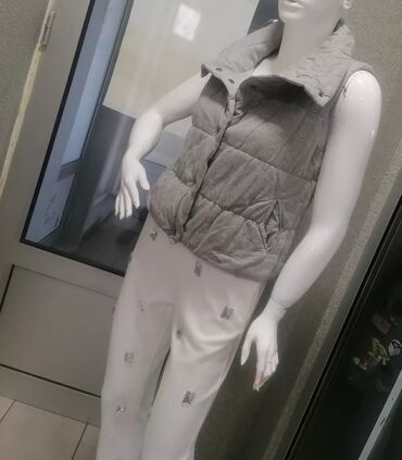 Prsluci: Ženska pufna prsluk-jakna bez rukava, siva. - Kroj: kraći, blago — 4