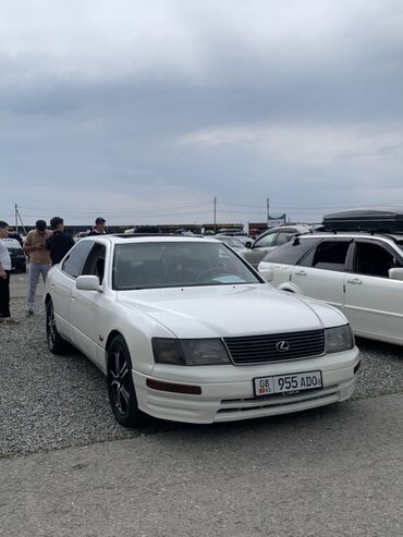 купить запчасти на опель вектра б: Lexus LS 400 белого цвета, привлекающий внимание своим элегантным