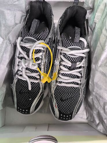 Кроссовки и спортивная обувь: Продаю кроссовки для бега,39 размер серый цвет купили заказали размер