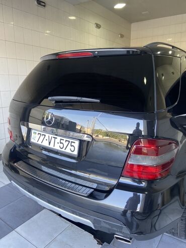 Mercedes-Benz: Mercedes-Benz ML (W164) – qara rəngli, 5 qapılı premium SUV. Xarici — 8