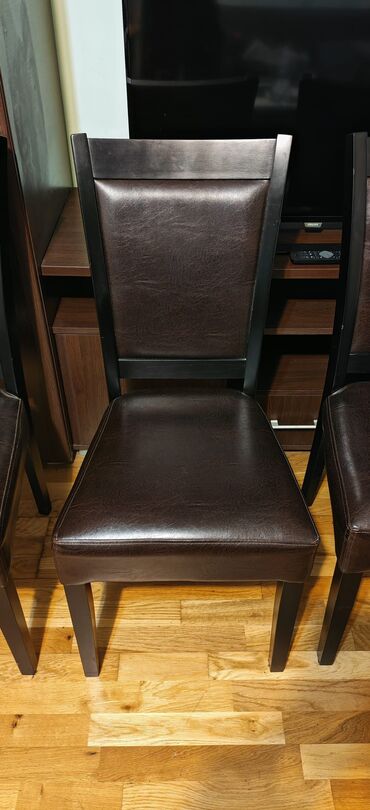 Stolice: TRPEZARIJSKE STOLICE M-7 od punog drveta (tamni orah) koje su — 5