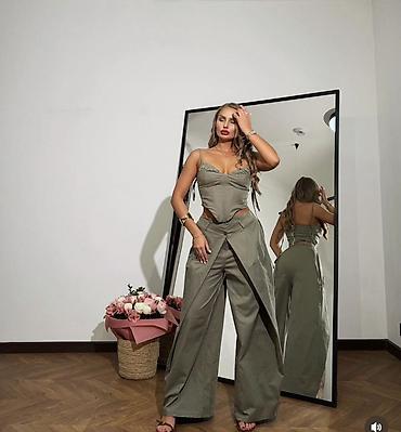 mona torbr: Dvodelni ženski komplet – korset top i široke pantalone sa preklopom — 4