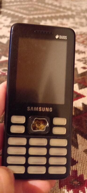 islenmis samsung telefonlari: Samsung < 2 ГБ, цвет - Черный, Кнопочный, Две SIM карты