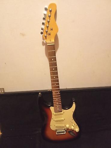 Gitare: Električna gitara tipa Stratocaster u sunburst finišu, sa belim — 3