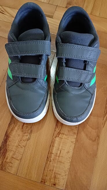 adidas odeca: Adidas br 31. nosene svega par puta. bukvalno kao nove. sto se