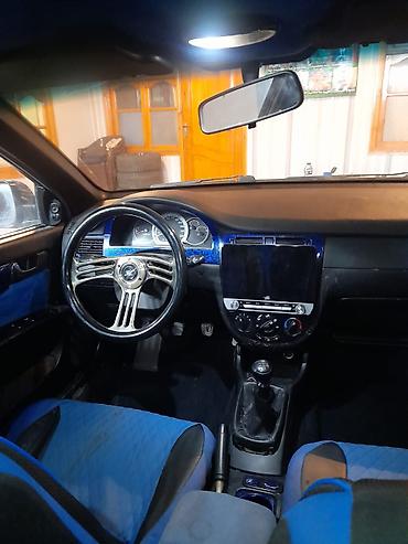 s class fara: Tünd rəngli sedan tipli avtomobil. Avtomobilin salonu göy rəngli — 1