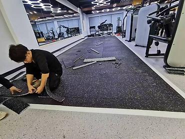 Модульные покрытия, пазлы: Плитка-коврик из резиновой крошки с замком «пазл» для спортивных и — 37