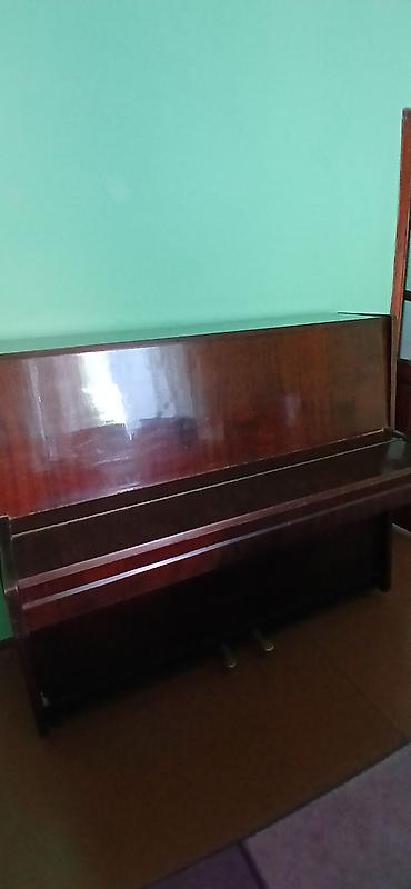 Upright pianino – klassik dizaynlı, qəhvəyi laklı ağac korpus. - 88