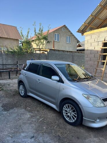 тацота ист: Toyota IST (хэтчбек, правый руль), серебристый цвет. Основные