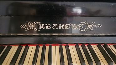 Musiqi alətləri: Upright pianino – klassik qara korpusda, ağ-qara klaviatura və 2 pedal — 3