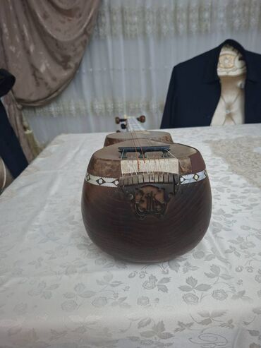 Tar: Ən aşağısı 100 ilin tarıdır. Tanınmış sənətkarın sədəfli tarı olub — 5