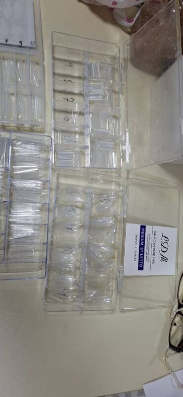 Digər gözəllik və estetika cihazları: Dırnaq ustasına işləməkçün lazım olan bütün növ bəzəklər tipsilər — 12