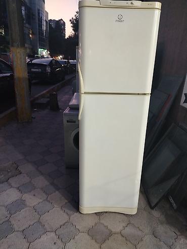 soyuducu: İşlənmiş 2 qapılı Indesit Soyuducu Satılır, rəng - Ağ, Təkərli — 2