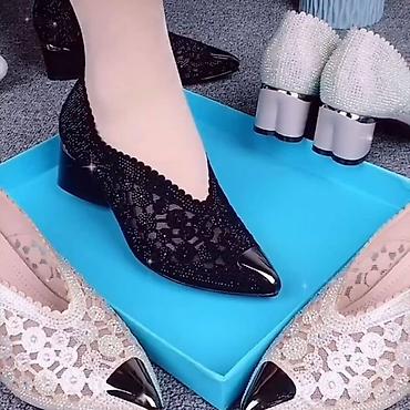 Туфли: Женские туфли на невысоком каблуке с ажурным верхом и декором — 3