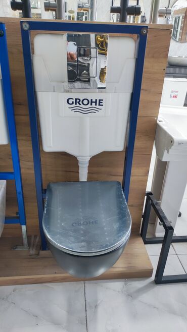 unitaz ikinci əl: Gizli sisternli Grohe divara quraşdırılan tualet. Tualetin qara rəngli