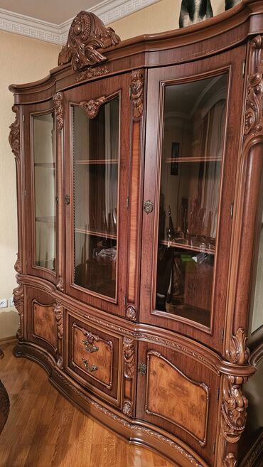 klassik qorka: Açılan, 4 qapılı Düz dolab, Stenka