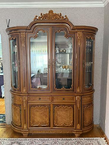 Klassik üslubda böyük bufet-vitrin - Material: təbii ağac (şpon