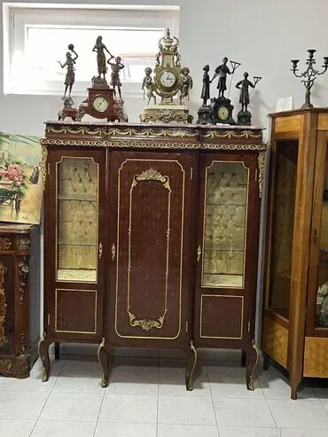 ugaone vitrine forma ideale: Stilska vitrina sa prelepim ukrasima (mermerna ploca) Odlicno stanje