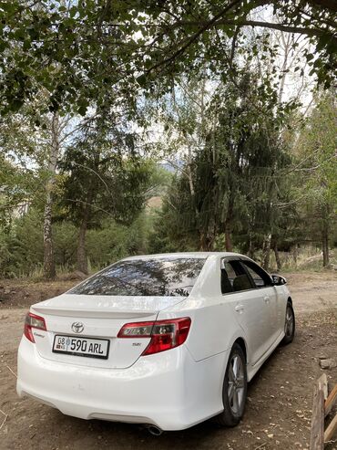 грузовой мерседес бенс: Toyota Camry: 2014 г., 2.5 л, Автомат, Бензин, Седан