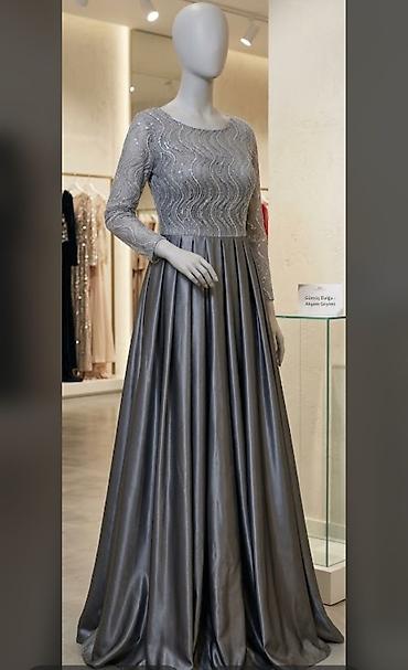 uzun bot: Gümüş rəngli uzun axşam geyimi
40-42 beden — 1
