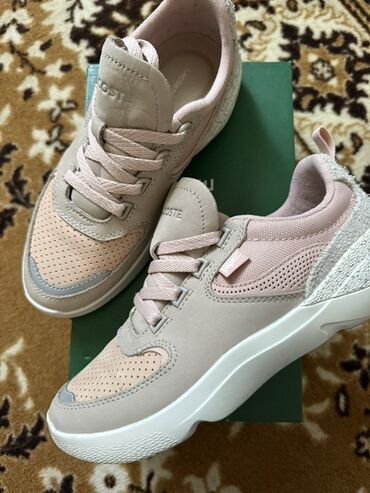 женская обувь и одежда: Стильные женские кроссовки Lacoste (оригинал) бежевого и розового