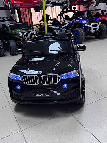 Детский электромобиль BMW X5 в черном цвете. Модель выполнена в стиле