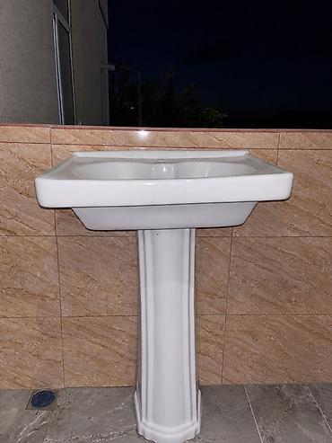 Ağ keramikaya malik pilyastrlı ayaqlı hamam moydadırı (lavabo). -