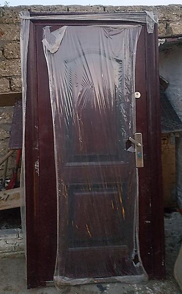 kodlu blok qapilari: Dəmir giriş qapısı – tünd qəhvəyi (palıd tonunda) dekorlu panel. - — 1