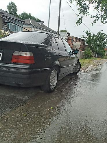 015 maşını: BMW 3 series: 1.6 l | 1993 il Sedan — 5