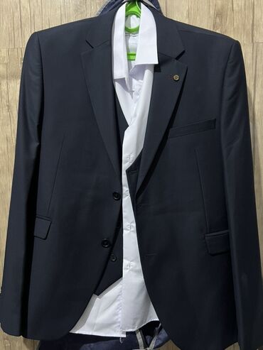 вязаный летний кардиган: Классический мужской костюм-тройка темно-синего цвета. Состав