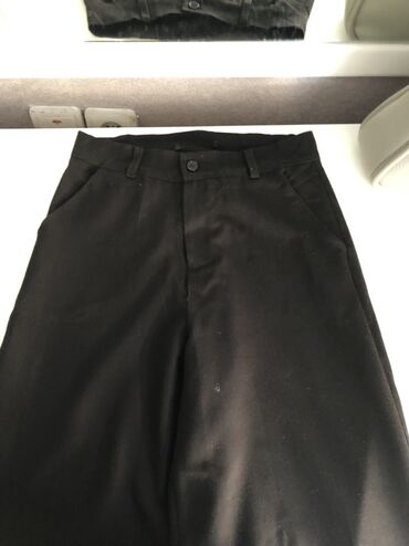 Women's Pants: Классические чёрные брюки - Прямой крой - Застёжка на пуговицу и