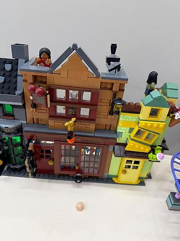 robot konstruktorları: LEGO dəstinin tematik küçə səhnəsi – sehrli məhəllə üslubunda modul — 1