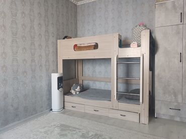 2 ярусная кравать: Двухъярусная кровать из светлого дерева с двумя спальными местами