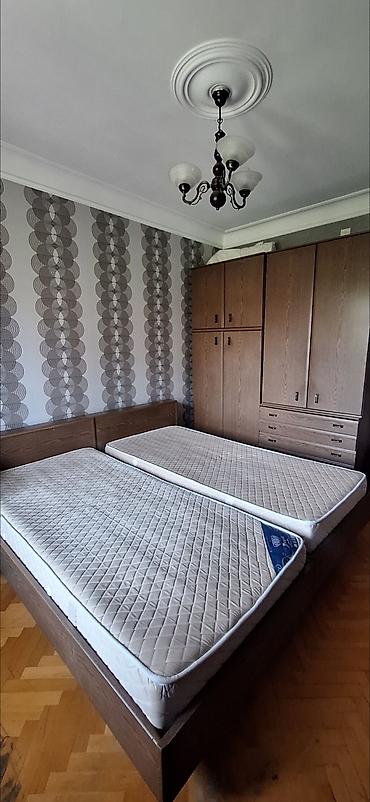 - Başlıq hissəsi taxta, tünd palıd tonlarında - Böyük qarderob: yuxarı