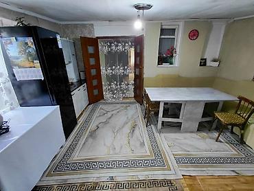 Продажа коттеджей и домов: Дом с участком. - Планировка: светлая жилая комната с окном и — 9