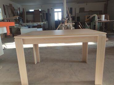 Trepezariski stol je napravljen od univera I masinski je