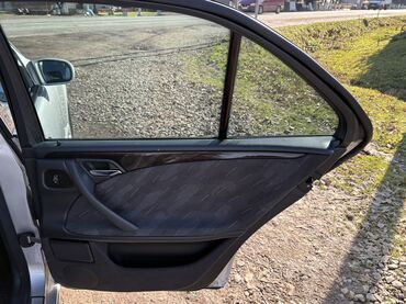 Mercedes-Benz: Mercedes-Benz E 240: 2.4 l | 2000 il Sedan — 11