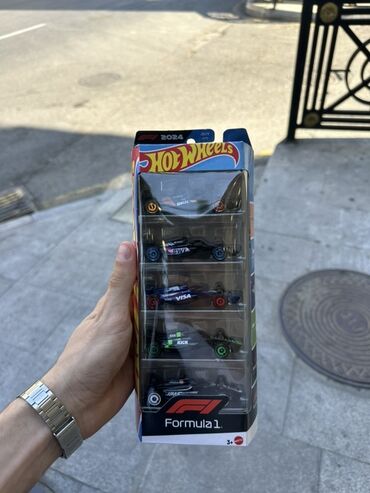 Bagli qutu Formula 1 avtomobillərindən ibarət Hot Wheels oyuncaq maşın