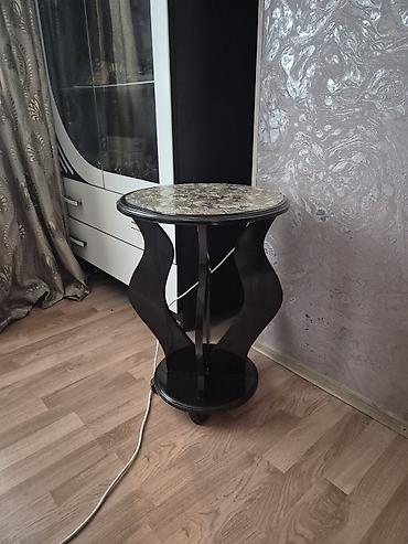 salon termolari: Dekorativ dairəvi köməkçi stol - Material: tünd rəngli ağac/laminat — 1