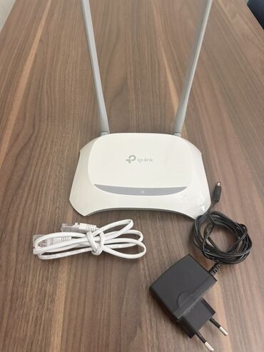 чехол ipad 4: TP-Link markalı, ağ rəngli simsiz router. İki xarici antenası
